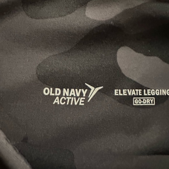 Old Navy PowerSoft High Rise 7/8
Leggings Pockets - Picture 5 of 5